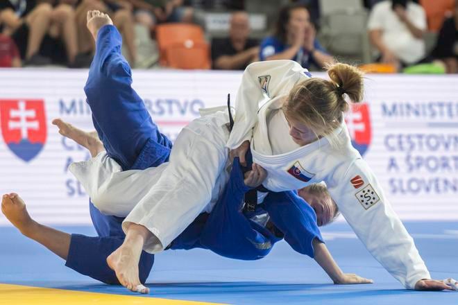Na snímke zľava Lenka Tománková (Slovensko) a Lajos Orsoljová (Rumunsko) počas zápasu v kategórii do 63 kg na ME juniorov v džude 5. septembra 2025 v Bratislave. 