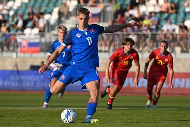 Na snímke hráč Slovenska Adam Griger počas kvalifikačného zápasu na ME 2027 hráčov do 21 rokov D-skupiny Slovensko - Andorra v Skalici.