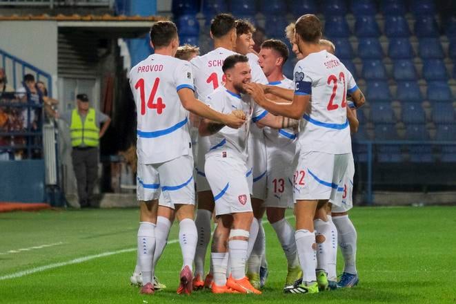 Českí hráči oslavujú po góle v zápase L-skupiny Čierna Hora - Česko európskej kvalifikácie na MS 2026.