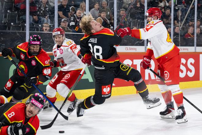 Momentka zo súboja SC Bern - HC Mountfield Hradec Králové.
