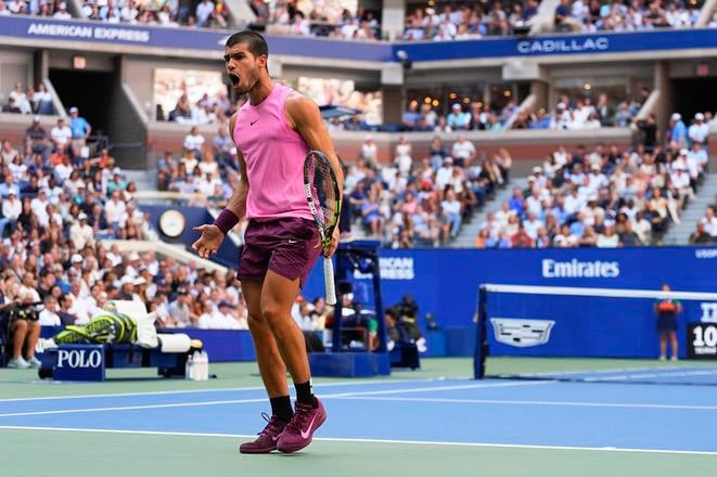 Španielsky tenista Carlos Alcaraz reaguje po bodovom zisku v zápase proti Srbovi Novakovi Djokovičovi v semifinále dvojhry mužov na grandslamovom turnaji US Open v New Yorku.