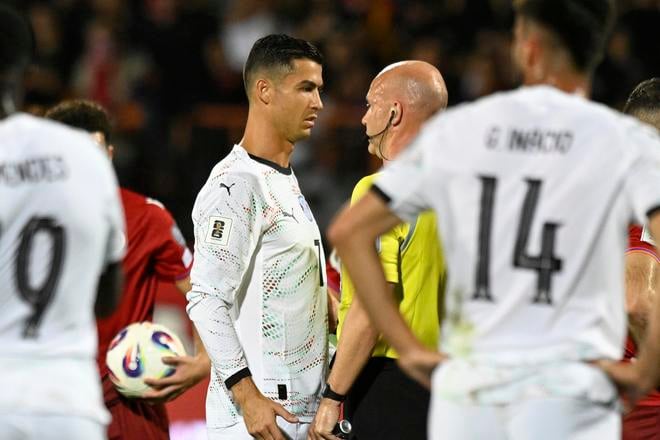 Portugalský futbalista Cristiano Ronaldo a rozhodca Anthony Taylor počas zápasu F-skupiny európskej kvalifikácie MS 2026 vo futbale Arménsko - Portugalsko.