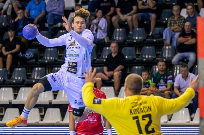 Na snímke zľava Damián Mitaľ (Prešov) a Ladislav Kovačin (Považská Bystrica) počas zápasu 2. kola Niké handball extraligy Tatran Prešov - MŠK Považská Bystrica.