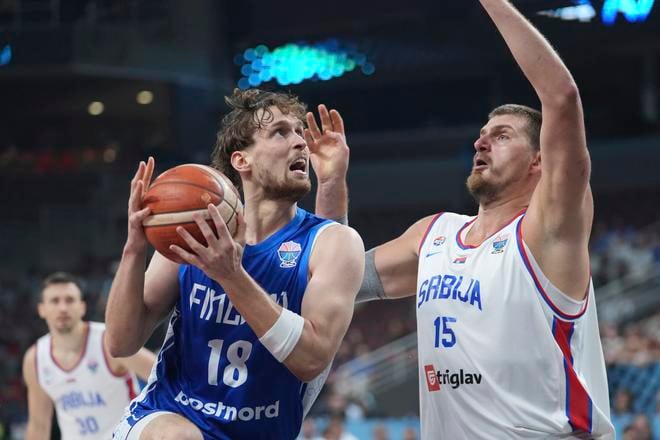 Fín Mikael Jantunen v súboji s Nikola Jokičom.