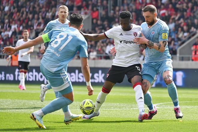 Archívna fotografia - Zľava kapitán Slovana Vernon de Marco, hráč Spartaka Abdulrahman Taiwo a hráč Slovana Guram Kašia vo finále Slovnaft Cupu 2022/2023.