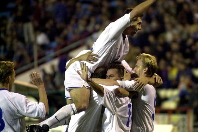 Slovenskí futbalisti potvrdili 7. októbra 2000 dobrý štart do kvalifikácie MS 2002 triumfom 1:0 v Moldavsku. Gólovo sa oň postaral Szilárd Németh (v klbku hráčov uprostred).