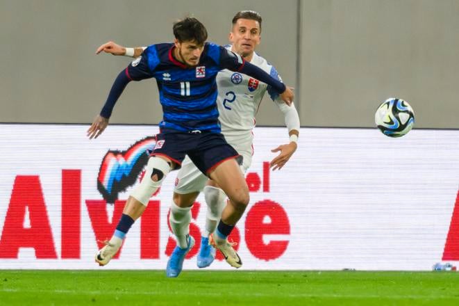 Archívna fotografia - Zľava Vincent Thill (Luxembursko) a Peter Pekarík (Slovensko) v zápase J-skupiny kvalifikácie ME 2024.