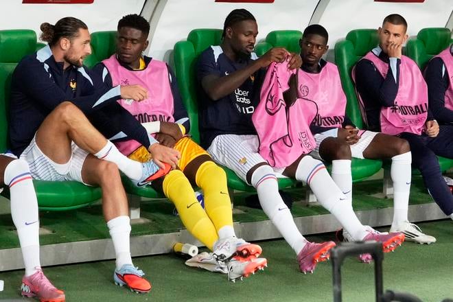 Hoci Ousmane Dembele (druhý sprava) začal duel proti Ukrajine len na lavičke náhradníkov, napokon nastúpil a privodil si vážne zranenie.