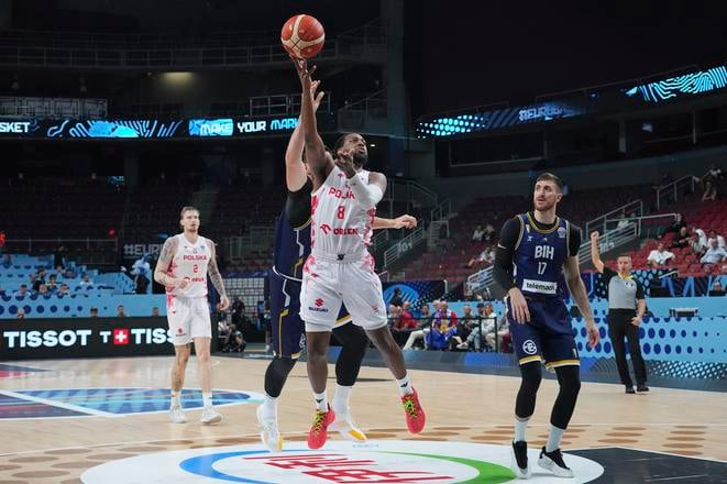 Poľský hráč Jordan Loyd strieľa počas osemfinále ME Poľskom  - Bosna a Hercegovina.