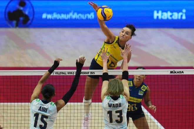 Brazílska hráčka Gabriela Bragová Guimaraesová (v pozadí) smečuje cez Japonky Airi Mijabeovú (vľavo) a Jukiko Wadaovú (vpravo) v zápase o bronz na majstrovstvách sveta vo volejbale žien 2025 Japonsko - Brazília v thajskom Bangkoku 7. septembra 2025.