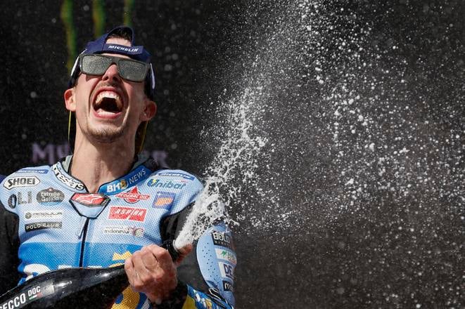 Alex Marquez oslavuje triumf na VC Katalánska.