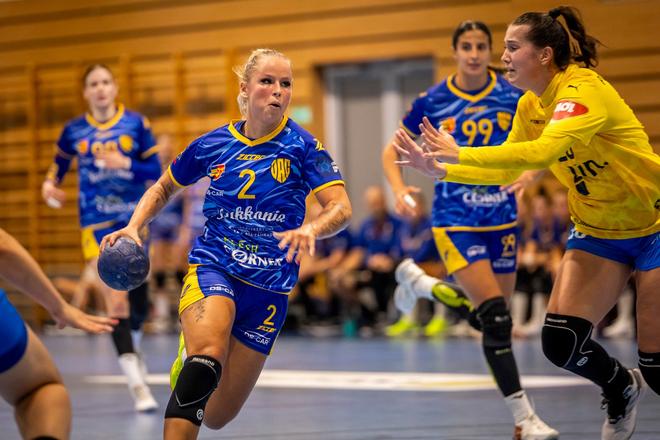 Monika Pénzesová (číslo 2) so spoluhráčkami z HC DAC Dunajská Streda nešetrili svoje súperky zo Zlína v 1. kole MOL ligy hádzanárok 2025/2026.