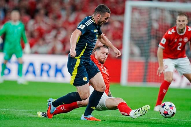 John McGinn (vpredu) v súboji s dánskym reprezentantom Pierrom-Emilom Hoejbjergom.