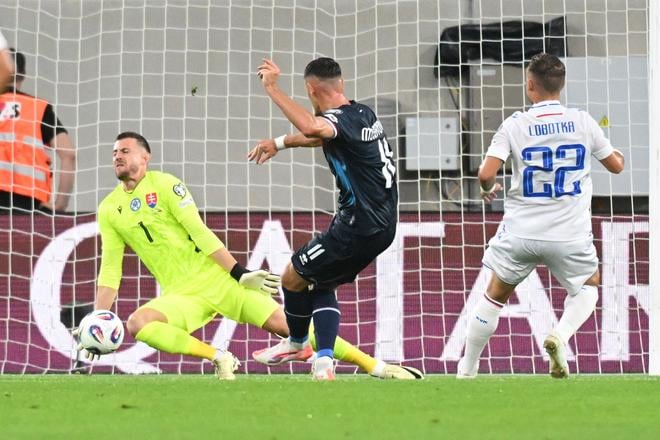 Martin Dúbravka a jeho dôležitý zákrok proti Edvinovi Muratovičovi z Luxemburska v prvom polčase nedeľňajšieho zápasu.
