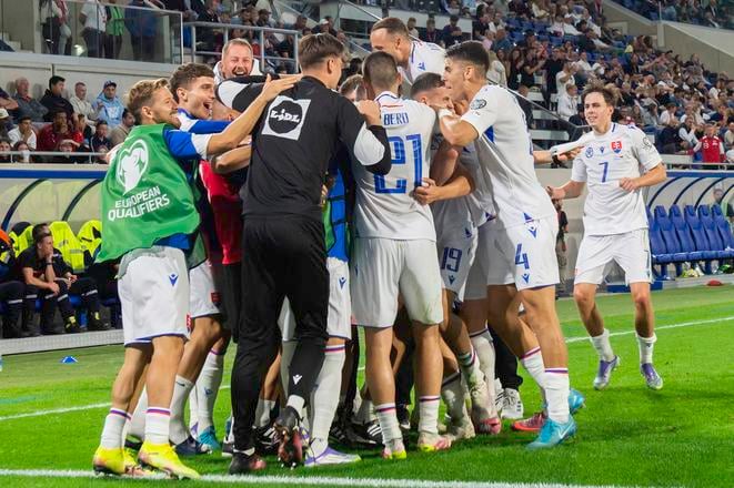 Slovenskí futbalisti sa tešia z gólu spoluhráča Tomáša Riga počas zápasu A-skupiny európskej kvalifikácie MS 2026 vo futbale Luxembursko - Slovensko.