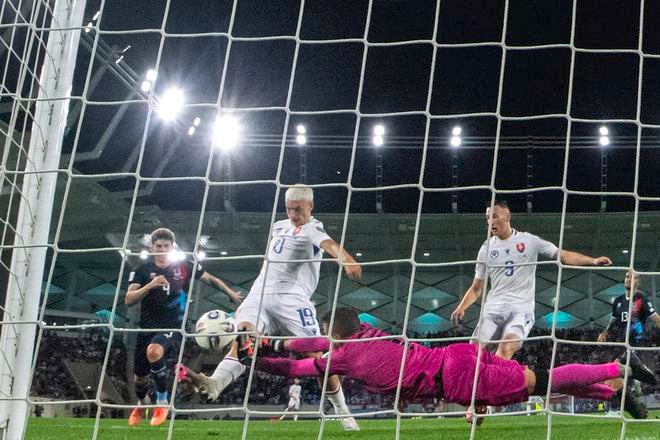 Tomáš Rigo strieľa gól, pozerajú sa Róbert Boženík (vpravo) a dole prekonaný brankár Luxemburska Anthony Moris.