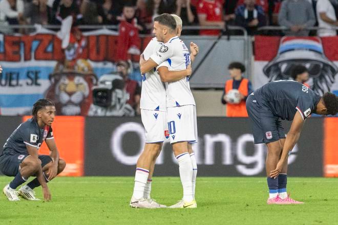 Tomáš Rigo, László Bénes a smutní hráči Luxemburska Leonardo Barreiro (vľavo) a Enzo Duarte.