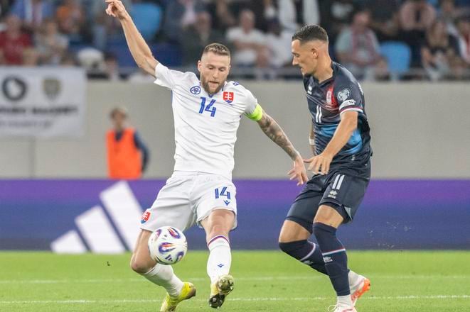 Milan Škriniar (vľavo) v súboji o loptu s Edvinom Muratovičom, útočníkom Luxemburska.