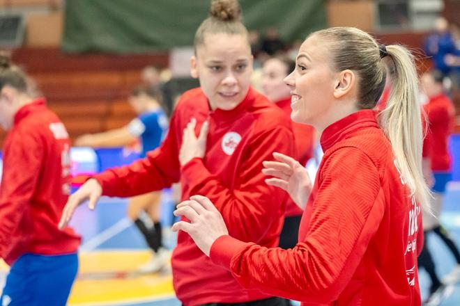 Slovenská ženská reprezentácia hádzanárok sa proti Španielsku predstaví bez brankárky Viktórie Oguntoyovej (vľavo) i Réky Bízikovej.