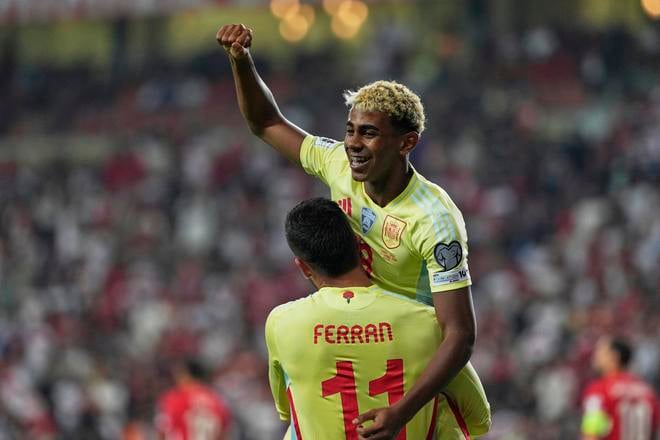 Ferran Torres (dole) sa raduje spolu s Yamalom z gólu v zápase kvalifikácie MS proti Turecku.
