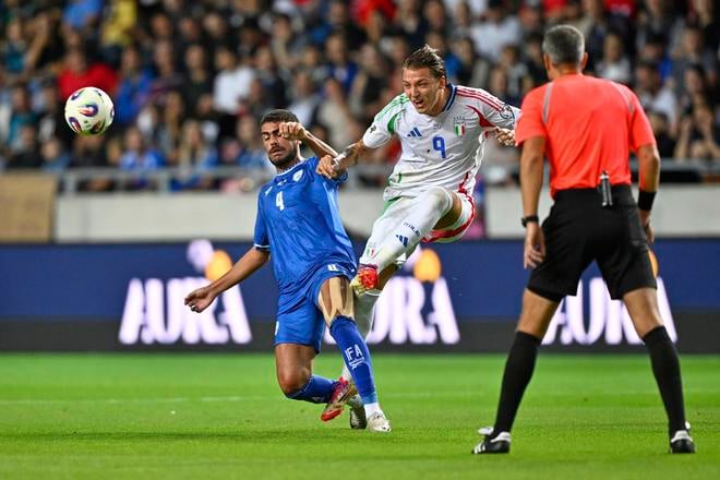 Mateo Retegui strieľa na bránku Izraela. Bráni mu v tom Raz Shlomo. Zo kvalifikačného stretnutia Izrael - Taliansko v maďarskom Debrecíne.