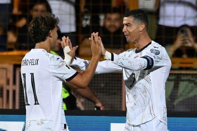 Portugalský hráč Cristiano Ronaldo(vpravo) oslavuje so spoluhráčom Joaom Felixom po tom, ako strelil štvrtý gól v zápase F-skupiny  Arménsko - Portugalsko európskej kvalifikácie na MS 2026 v Jerevane 6. septembra 2025.