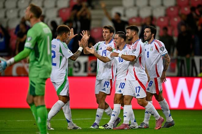 Taliansky hráč  Giacomo Raspadori (uprostred) oslavuje po tom, ako strelil gól v zápase I-skupiny Izrael - Taliansko európskej kvalifikácie na MS 2026 v Debrecíne.
