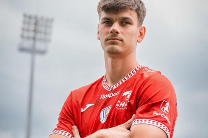 Daniel Smékal je už pardubický útočník.