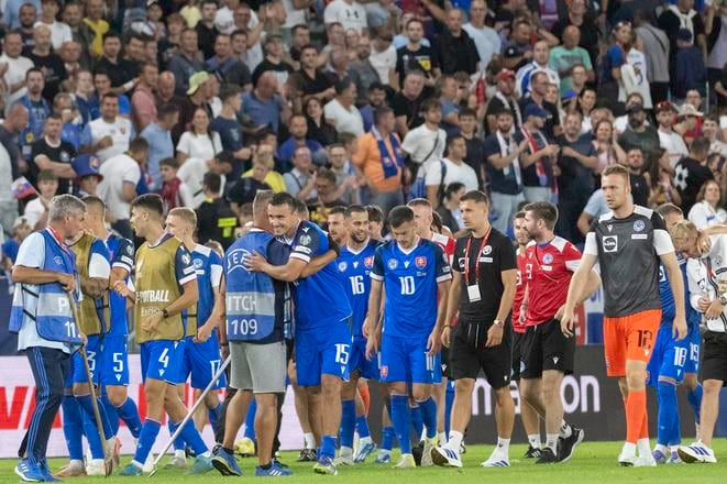 Na snímke radosť slovenských futbalistov po víťazstve 2:0 nad Nemeckom. 