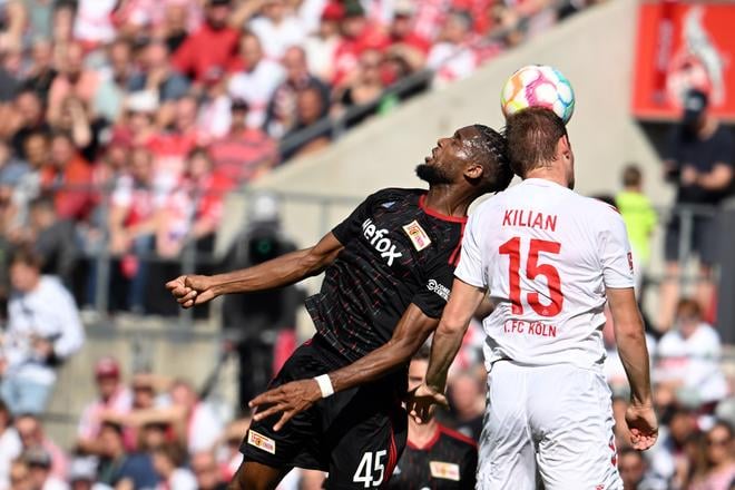 Na snímke zľava hráč Berlína Jordan a hráča Kolína Luca Kilian bojujú o loptu v zápase 6. kola nemeckej Bundesligy 1. FC Kolín - Union Berlín v Kolíne nad Rýnom.
