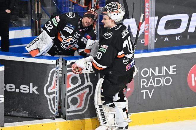 Na snímke brankári Košíc sprava Patrik Jurčák a Jaroslav Janus počas zápasu 31. kola hokejovej Tipos extraligy HC Košice - HK Spišská Nová Ves v Košiciach 26. decembra 2024.