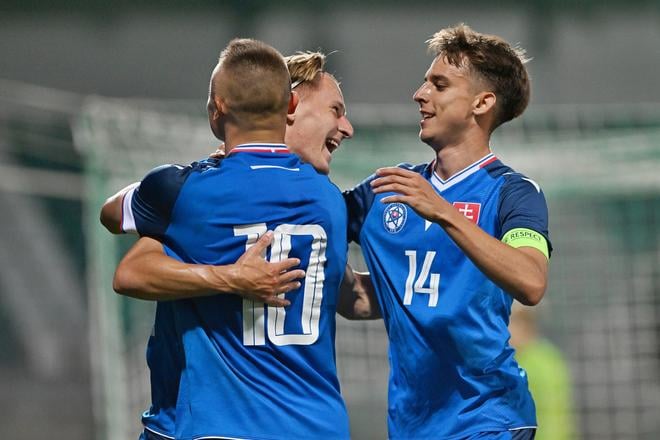 Na snímke sa tešia z gólu zľava hráči Slovenska Nino Marcelli, Miroslav Sovič a Mário Sauer počas kvalifikačného zápasu na ME 2027 hráčov do 21 rokov D-skupiny Slovensko - Andorra.