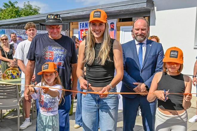 Petra Vlhová pri prestrihávaní pásky počas slávnostného otvorenia svojho múzea v Drahovciach. Vľavo je spoluautor realizácie a šéf jej fanklubu Miroslav Ledecký. Vpravo predseda Trnavského samosprávneho kraja Jozef Viskupič.