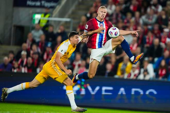 Erling Haaland (vpravo) z Nórska v zápase I-skupiny európskej kvalifikácie MS2026 vo futbale Nórsko - Moldavsko v nórskej metropole Oslo.