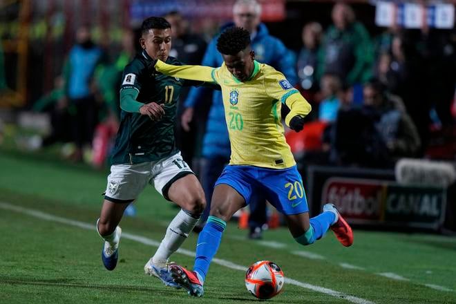 Futbalista Estevao z Brazílie (vpravo) a hráč Bolívie Roberto Fernandez v súboji o loptu počas kvalifikačného zápasu MS2026 Bolívia - Brazília.