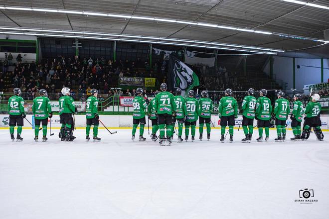 Hráči Nových Zámkov lúčiaci sa s fanúšikmi po vypadnutí z najvyššej súťaže