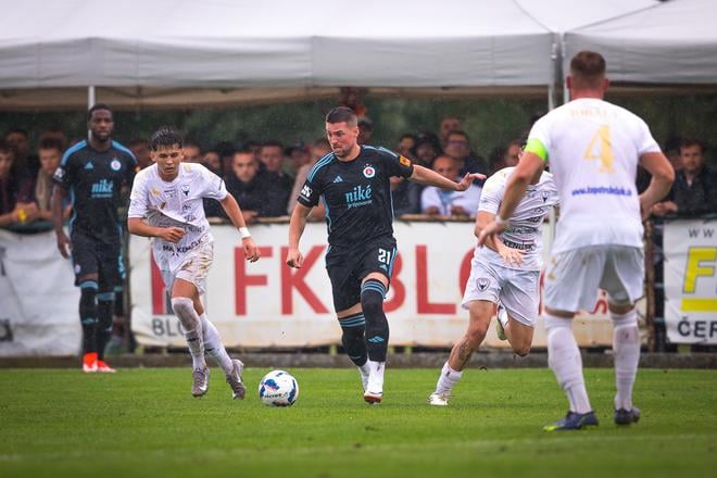 Róbert Mak (pri lopte) oživil hru Slovana, aj vďaka nemu sa napokon v Trsticiach nezrodil obrovský pohárový šok na úkor favorita.