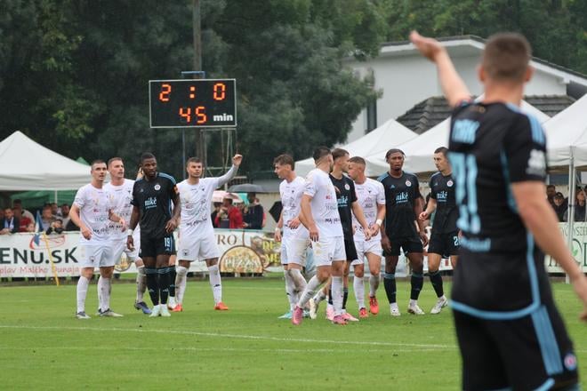 Veľavravný obrázok: FC Nádszeg viedol po 45 minútach nad Slovanom 2:0... Domáci piatoligista napokon prehral 2:4 a ďalej šli belasí, no po značne nepresvedčivom výkone.
