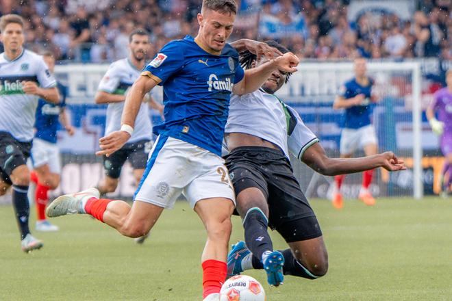 Adrián Kaprálik vo svojom prvom zápase za Holstein Kiel.