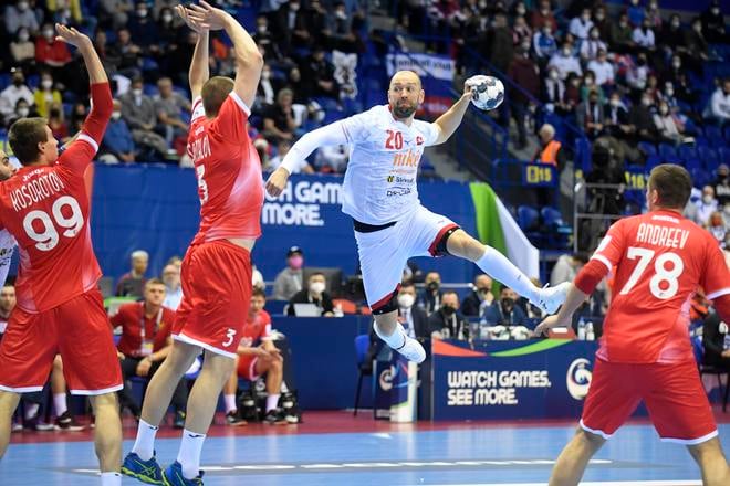 Tomáš Urban v drese slovenskej reprezentácie v stretnutí proti Rusku na majstrovstvách Európy v hádzanej mužov 2022 v Košiciach.