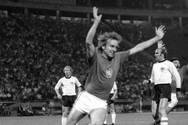 Ján Švehlík sa teší po strelenom góle vo finále ME vo futbale 1976 v Belehrade.