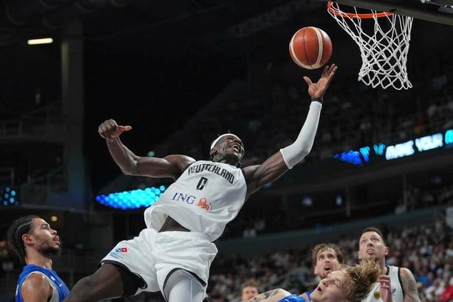 Nemecký hráč Isaac Bonga počas semifinálového duelu Nemecko - Fínsko.