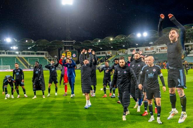 Keď sa Žilina a Slovan stretli pod Dubňom naposledy, hostia oslavovali so svojimi fanúšikmi víťazstvo 5:0.