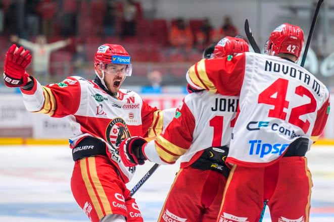 Na snímke hokejisti Prešova sa tešia z gólu počas zápasu 1. kola hokejovej Tipsport ligy HC Prešov - HK Poprad.