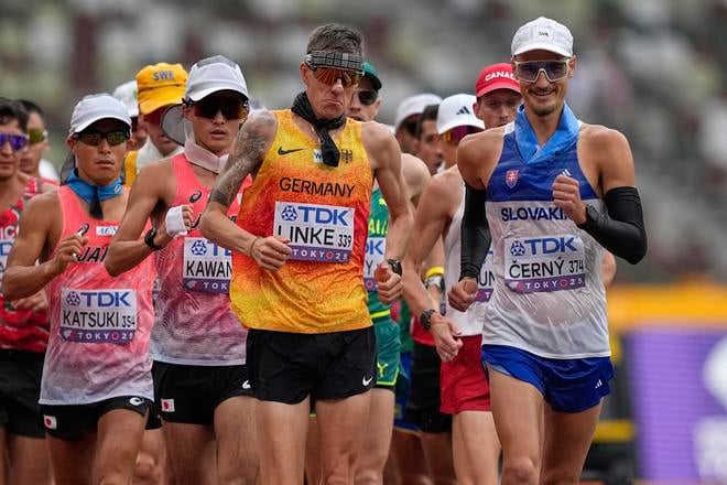 Dominik Černý (vpravo) v úvodných stovkách metrov na čele chodeckých pretekov na 35 km na MS v Tokiu.