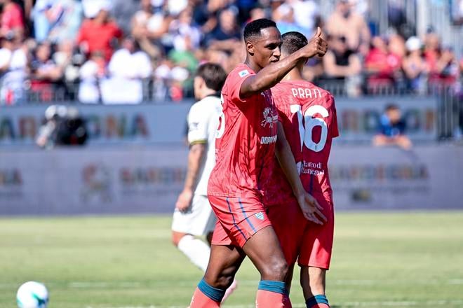 Hráč Cagliari Yerry Mina sa teší z gólu v sieti Parmy.