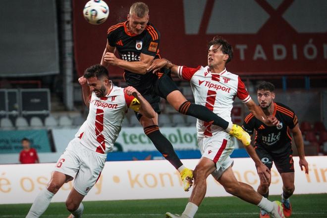 Daniel Köstl takýmto spôsobom otvoril skóre zápasu Trenčín - Ružomberok a výraznou mierou sa tým pričinil o prvý triumf Liptákov v sezóne.