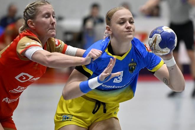 Alena Dvorščáková (na snímke vpravo počas duelu s Kynžvartom) bola v zápase so Slaviou Praha najlepšou strelkyňou domácich. Dala 7 gólov.