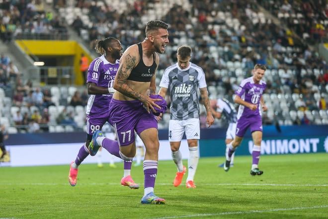
Popis: Po krásnej delovke do vinkla sa Martin Mišovič konečne dočkal vyzlečeného dresu.