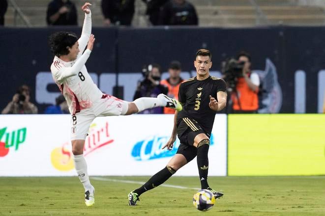 Japonec Takumi Minamino (na snímke vľavo počas reprezentačného duelu s Mexikom) otváral skóre duelu na trávniku Auxerre. Monaco vyhralo 2:1.